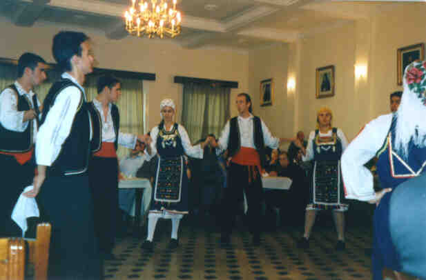 Το χορευτικόν του Δήμου Κρινήδων-Φιλίππων Καβάλας το οποίο ταξίδεψε στη βασιλίδα των Πόλεων  για να λαμπρύνει τις εκδηλώσεις του Μεγάλου Ρεύματος.